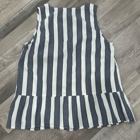 Loft outket sleeveless striped flounce/ ruffle top ❤️ - Picture 3 of 6